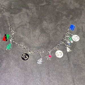 Customize you’re own bracelet with 5 charms ‼️